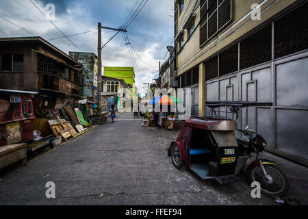 Eine Gasse in Sampaloc, Manila, Philippinen. Stockfoto