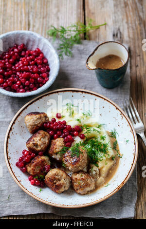 Schwedische Fleischbällchen mit Kartoffelpüree und Preiselbeeren Stockfoto