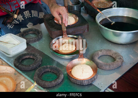 Ein Japaner Vorbereitung Senbei Art der japanischen Reis-Cracker auf der Straße. Tokyo Stockfoto