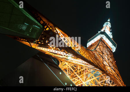 Blick nach oben auf den Tokyo Tower ein Kommunikations- und Aussichtsturm, auch bekannt als Japan Radio Tower, inspiriert vom Eiffelturm, befindet sich im Shiba-koen-Viertel von Minato, Tokio, Japan. Stockfoto