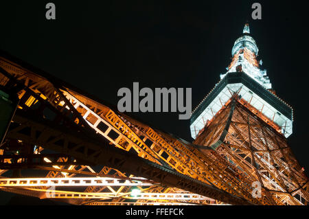 Blick nach oben auf den Tokyo Tower ein Kommunikations- und Aussichtsturm, auch bekannt als Japan Radio Tower, inspiriert vom Eiffelturm, befindet sich im Shiba-koen-Viertel von Minato, Tokio, Japan. Stockfoto