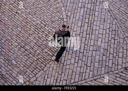 Ein religiöser Jude zu Fuß in der Nähe von Zionstor in der alten Stadt, Ost-Jerusalem Israel Stockfoto