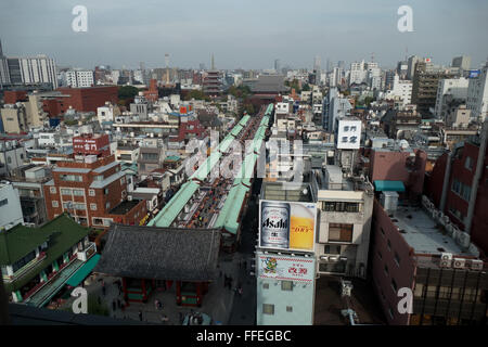 Ansicht von Geschäften an traditionellen Markt in der Nähe von Senso-Ji buddhistische Tempel, Asakusa, Tokio, Japan, Asien. Asiaten, Touristen einkaufen Stockfoto