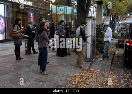 Japaner mit Zigarette auf der Straße, vor Ort asiatische Raucher Rauchen. Tokio, Japan, Asien. Gesundheitsfragen, Tabakmissbrauch Stockfoto