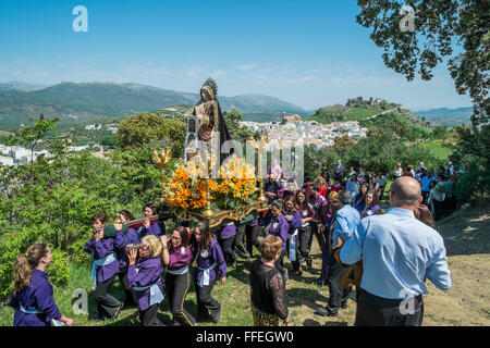 Semana Santa (Ostern/Karwoche) Prozession. Dorffrauen tragen die heilige Veronica nach Kalvarienberg (Ermita Calvario). Carcabuey, Cordoba. Spanien Stockfoto