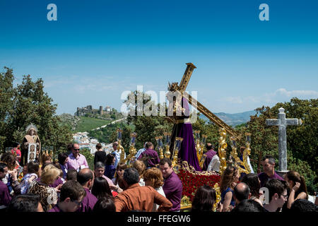 Semana Santa (Ostern oder Karwoche) Prozession. Jesus trägt das Kreuz und die hl. Veronika auf dem Kalvarienberg (Ermita Calvario). Carcabuey, Cordoba. Spanien Stockfoto