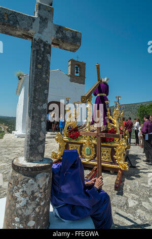 Büßer mit seinem Kreuz auf Golgatha (Ermita Calvario). Semana Santa Ostern feiern. Andalusische Córdoba. Spanien Stockfoto