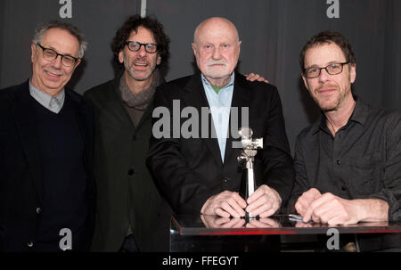 Berlin, Deutschland. 12. Februar 2016. Filmproduzent Ben Barenholtz (2. R), eine Kennzahl in der US-amerikanischen independent-Kinos, Preisträger der Berlinale Kamera in Anwesenheit von Festivaldirektor Dieter Kosslick (l-R) und Regisseure Joel (2 l) und Ethan Coen (r) in Berlin, Deutschland, 12. Februar 2016. Barenholtz, geboren in Polen, erhielt zu Ehren des seine lang anhaltende Solidarität mit der internationalen Filmfestspiele Berlin. Foto: Jörg CARSTENSEN/Dpa/Alamy Live News Stockfoto