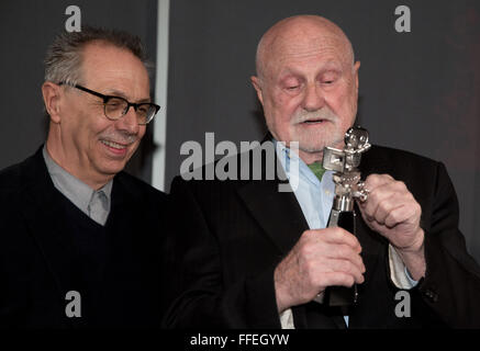 Berlin, Deutschland. 12. Februar 2016. Filmproduzent Ben Barenholtz (r), eine Schlüsselfigur in der US-amerikanischen independent-Kinos, Preisträger der Berlinale Kamera in Anwesenheit von Festivaldirektor Dieter Kosslick (l) in Berlin, Deutschland, 12. Februar 2016. Barenholtz, geboren in Polen, erhielt zu Ehren des seine lang anhaltende Solidarität mit der internationalen Filmfestspiele Berlin. Foto: Jörg CARSTENSEN/Dpa/Alamy Live News Stockfoto