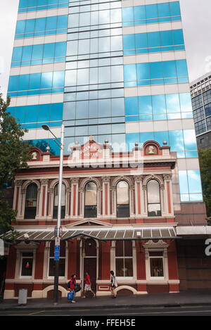 Queens Head Pub bar, Taverne und modernes Bürogebäude auf der Queen Street, Auckland, Nordinsel, Neuseeland, Pazifik, Stockfoto