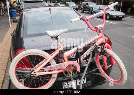 Fahrrad, Fahrrad auf der Rückseite des Autos in Devonport, Auckland, Stockfoto