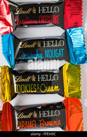 Lindt-Hallo, mein Name ist schön, süße Mini-Stick Mix holen Sie Ihren kleinen Liebling Pralinen auf weißem Hintergrund Stockfoto