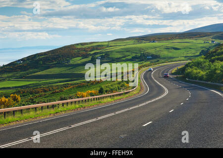 A9-Hauptstraße in der Nähe von Helmsdale in Sutherland, Schottland. Diese Straße ist Teil der nördlichen Küste 500 Route. Stockfoto