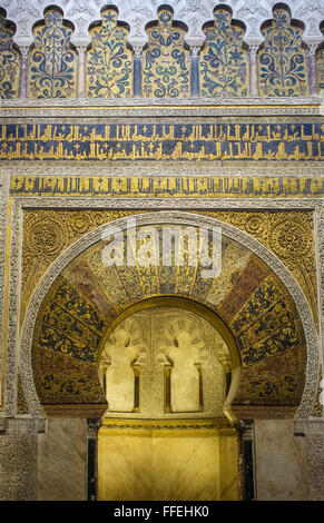 Der Mihrab, vermittelt den Eindruck einer Tür nach Mekka. Dieser weist ausnahmsweise nicht nach Mekka. Mesquita, Cordoba. Spanien Stockfoto