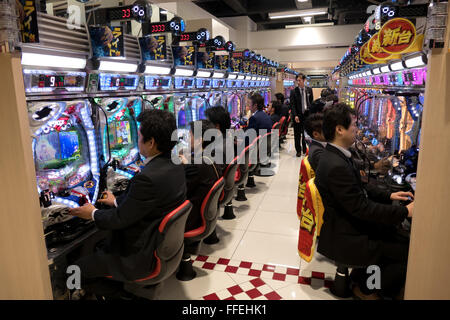 Japaner Pachinko, Lotterie, Arcade-Spiel, Video-Spiele, Glücksspiel, Spielautomaten in Asian Casino zu spielen. Tokio, Japan, Asien Stockfoto