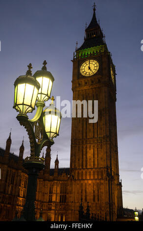 Big Ben in der Abenddämmerung. Es ist auch bekannt als St Stephen Tower und gehört zu den Houses of Parliament in London, England Stockfoto