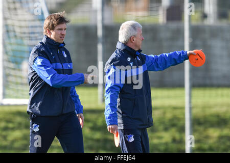 Zuzenhausen, Deutschland. 12. Februar 2016. Julian Nagelsmann (l), neuer Trainer der Fußball-Bundesliga club 1899 Hoffenheim, zusammen mit Co-Trainer Armin Reutershahn während des Trainings in Zuzenhausen, Deutschland, 12. Februar 2016. Mit nur 28 Jahren wird Nagelsmann der derzeit jüngste Trainer in der ersten Liga. Foto: Uwe Anspach/Dpa/Alamy Live News Stockfoto