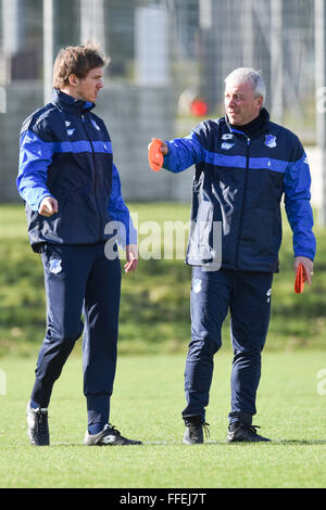 Zuzenhausen, Deutschland. 12. Februar 2016. Julian Nagelsmann (l), neuer Trainer der Fußball-Bundesliga club 1899 Hoffenheim, zusammen mit Co-Trainer Armin Reutershahn während des Trainings in Zuzenhausen, Deutschland, 12. Februar 2016. Mit nur 28 Jahren wird Nagelsmann der derzeit jüngste Trainer in der ersten Liga. Foto: Uwe Anspach/Dpa/Alamy Live News Stockfoto