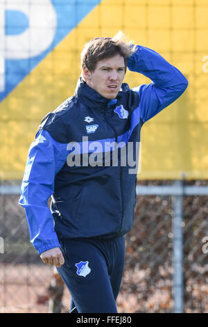 Zuzenhausen, Deutschland. 12. Februar 2016. Julian Nagelsmann, neuer Trainer der Fußball-Bundesliga club 1899 Hoffenheim, während des Trainings in Zuzenhausen, Deutschland, 12. Februar 2016. Mit nur 28 Jahren wird Nagelsmann der derzeit jüngste Trainer in der ersten Liga. Foto: Uwe Anspach/Dpa/Alamy Live News Stockfoto