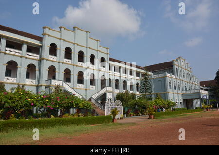 Mangalore, Indien - 28. Oktober 2015 - Studenten in St. Aloysius College herumlaufen Stockfoto