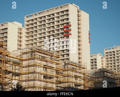 Alte hohe Gebäude mit Wohnungen sind in der ehemaligen DDR-Teil der Stadt in der Mitte Berlins am 21. Dezember 2015 gesehen. Im Vordergrund des Fotos ist eine Baustelle für Neubauten mit mehr Wohnungen. Foto: Wolfram Steinberg/dpa Stockfoto