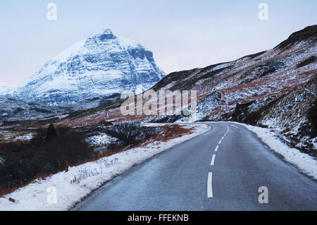 Straße im Winter in der Nähe der berühmten Berg Quinag - Sutherland, Schottisches Hochland. Teil der North Coast 500 Fahrstrecke. Stockfoto