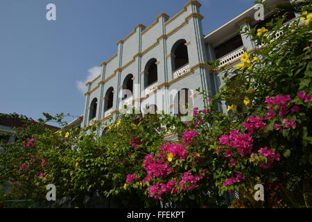 Mangalore, Indien - 28. Oktober 2015 - Studenten in St. Aloysius College herumlaufen Stockfoto