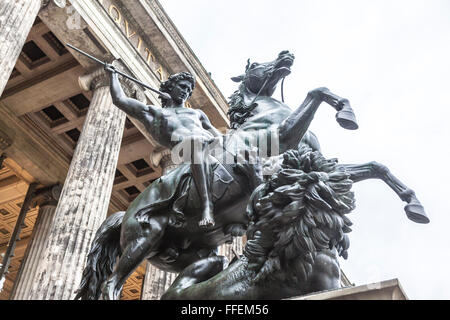 Lowenkampfer (Löwen-Kämpfer) vor dem alten Museum, Berlin, Deutschland Stockfoto