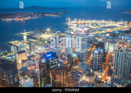 Nächtliche Blick vom Sky Tower in Auckland City, Hafen, Hafen und Rangitoto Vulkan Island, Neuseeland Stockfoto