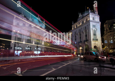 Nachtszene vom berühmten Londoner Piccadilly Circus Square im Zentrum von London Stockfoto