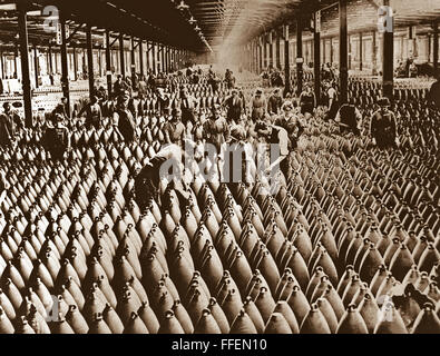 Engländerinnen in Munition Fabrik.  Frauen und Männer arbeiten in Lagerhalle für große Schalen.  In den meisten Munition Zentren etabliert die Y.W.C.A. Cafeterien und shampoo Stuben.  Ca.  1918 / 19. Stockfoto