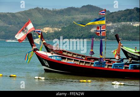 Phuket, Thailand: Zwei traditionellen thailändischen Langbooten festgemacht an der Andamanensee in Patong Beach Stockfoto