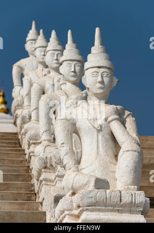 Nat-Statuen am Settawya Paya, Mingun, Birma (Myanmar) sitzen Stockfoto