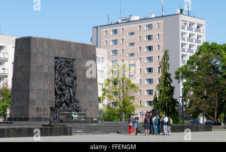 Touristen am Denkmal für die Ghetto-Helden zum Gedenken an den Aufstand im Warschauer Ghetto Stockfoto