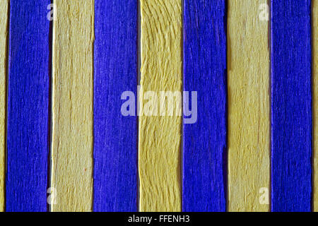 Rau, blau und gelb gefärbten Holzbretter Stockfoto