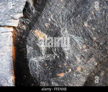 Indianischen Piktogrammen und Petroglyphen. Petroglyphen, Bilder gezeichnet oder gemalt auf einem Felsen, carving-Bilder, Petroforms Inukshu. Stockfoto