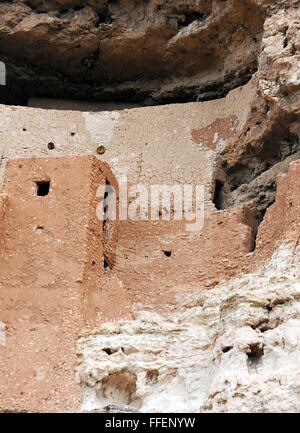 Montezuma Castle, gut erhaltene uralten Puebloan Klippenwohnungen gebaut und von Sinagua Menschen, Pre Columbian Kultur benutzt. Stockfoto