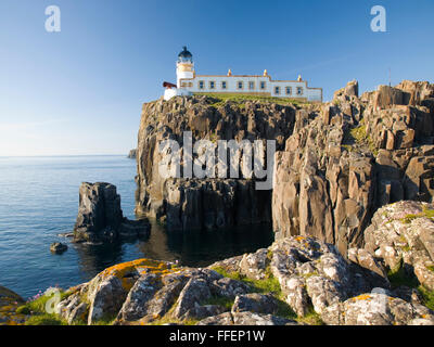 Glendale, Isle Of Skye Highland, Schottland. Blick vom felsigen Landzunge auf der Klippe Leuchtturm an landschaftlich Punkt. Stockfoto