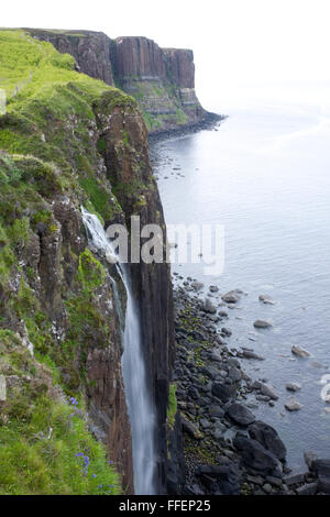Staffin, Isle Of Skye Highland, Schottland. Mealt Falls, ein spektakulärer Wasserfall stürzt über Basaltfelsen in der Nähe von Kilt Rock. Stockfoto
