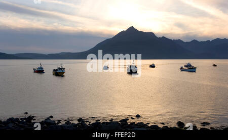 Elgol, Isle Of Skye Highland, Schottland. Blick über Loch Scavaig, die Cuillin Hills, Dämmerung, der Höhepunkt von Gars-Bheinn Prominente. Stockfoto