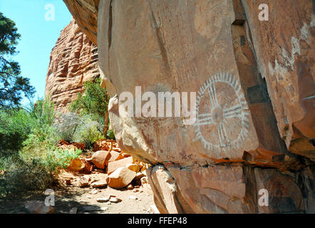 Bemalte Piktogramme abstrakte Symbole und Zeichnungen sind aus archaischen Kulturen auf Felswand Sinagua Menschen zeigen zeremonielle Stockfoto