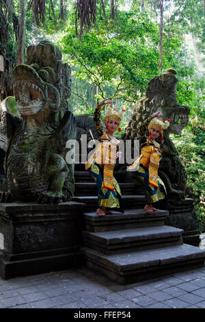 Zwei balinesische Tänzerinnen, Monkey Forest, Ubud, Bali, Indonesien Stockfoto