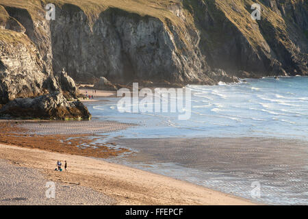 Menschen auf dem Strand von Holywell Bay, North Cornwall im Abendlicht Stockfoto