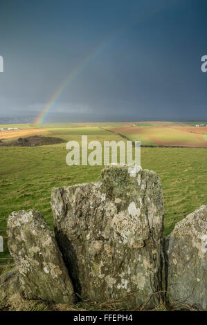 Regenbogen und dunkle Gewitterwolken. Bolzen Sie Tail, in der Nähe von Hope Cove, South Hams, Devon. UK Stockfoto