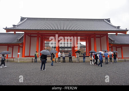Menschen auf einen Rundgang durch die Hofburg, Kyoto, Japan, im Regen Stockfoto