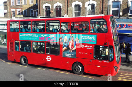 London, UK. 9. Februar 2016. Ein London-rote Doppeldecker-Bus mit einer "How to Single" Film Anzeige vor ihrer Veröffentlichung Stockfoto