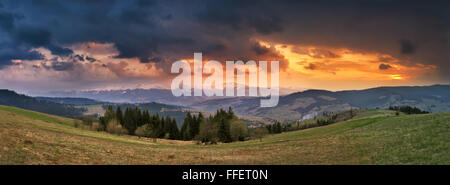 April-Sturm und Sonnenuntergang in Karpaten. Frühlingsabend Stockfoto