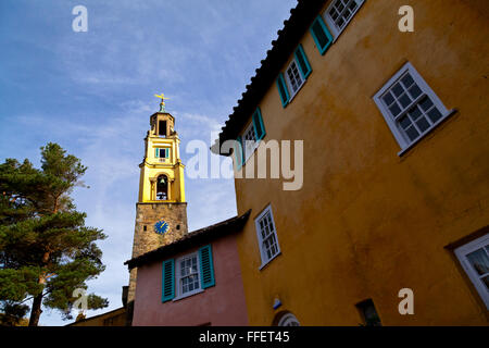 Uhrturm in Portmeirion ein Feriendorf in Gwynedd North Wales UK gebaut zwischen 1925 und 1975 von Clough Williams-Ellis Stockfoto