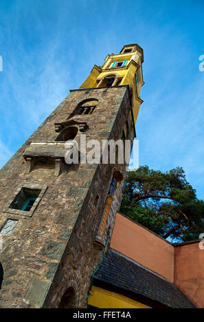 Uhrturm in Portmeirion ein Feriendorf in Gwynedd North Wales UK gebaut zwischen 1925 und 1975 von Clough Williams-Ellis Stockfoto