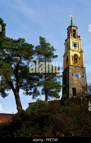 Uhrturm in Portmeirion ein Feriendorf in Gwynedd North Wales UK gebaut zwischen 1925 und 1975 von Clough Williams-Ellis Stockfoto